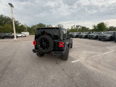 Used 2025 Jeep Wrangler Unlimited Sahara AWD/4WD image 7
