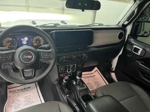 Used 2024 Jeep Gladiator Sport AWD/4WD image 15