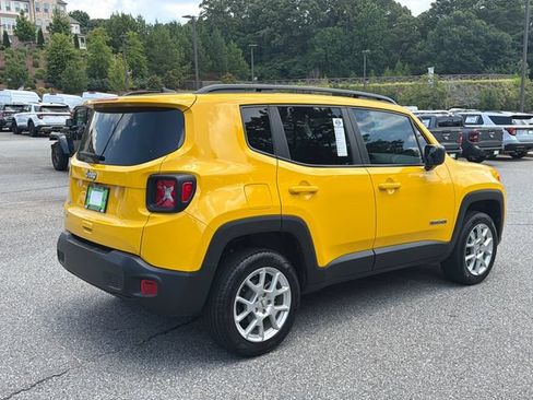 Used 2023 Jeep Renegade Latitude w/ Sun & Fun Group AWD/4WD image 7