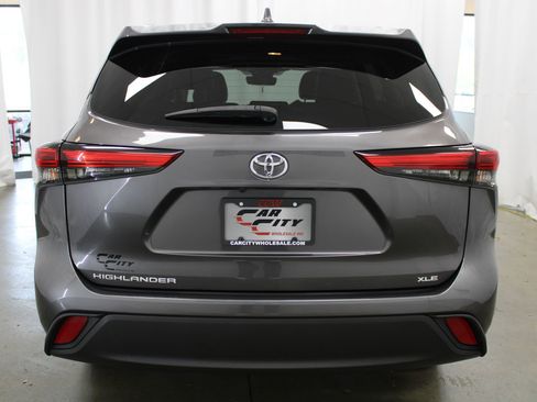 Used 2021 Toyota Highlander XLE image 6