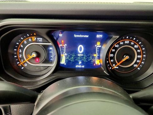 Used 2025 Jeep Gladiator Mojave w/ Convenience Group AWD/4WD image 14