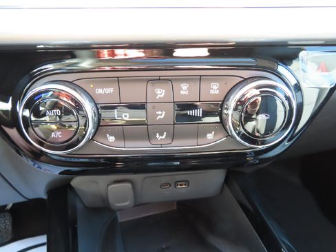 New 2025 Chevrolet Trax LT w/ Sunroof Package image 24