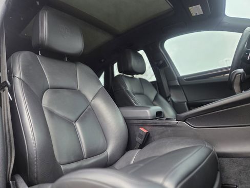 Used 2022 Porsche Macan S image 25