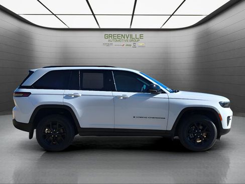 New 2025 Jeep Grand Cherokee Altitude RWD image 9