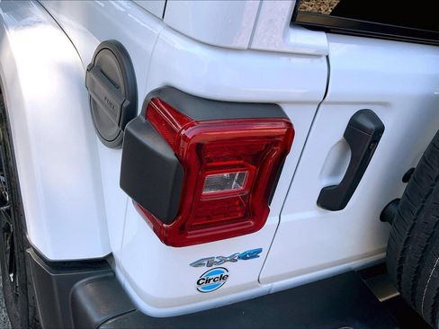 Certified 2024 Jeep Wrangler Unlimited Sahara w/ Technology Group AWD/4WD image 23