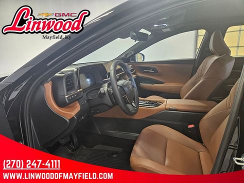 Used 2025 Toyota Crown Signia w/ Advanced Technology Package AWD/4WD image 12
