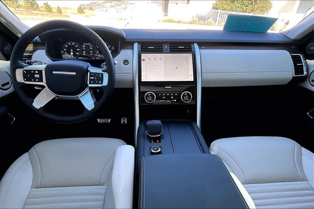 Used 2025 Land Rover Discovery Dynamic SE AWD/4WD image 7