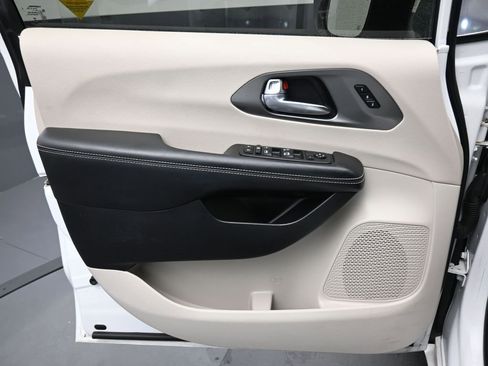 Used 2023 Chrysler Pacifica Touring-L image 9