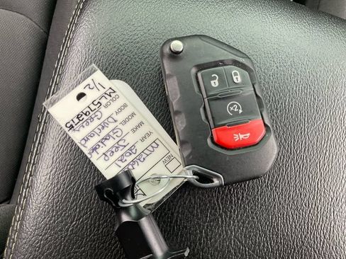 Used 2021 Jeep Gladiator Overland w/ Cold Weather Group AWD/4WD image 35