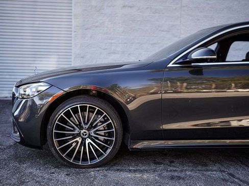 Used 2022 Mercedes-Benz S 580 4MATIC Sedan w/ AMG Line Package image 11