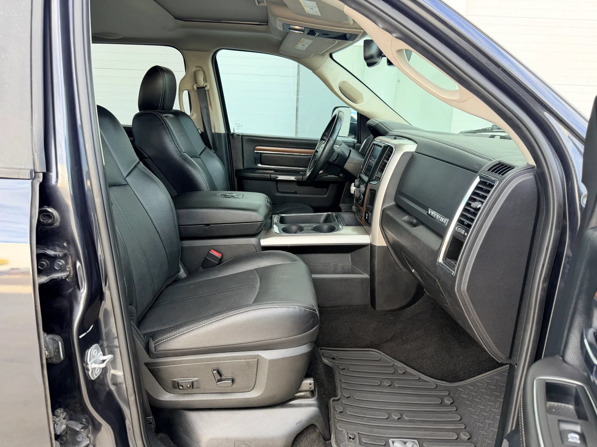 Used 2018 RAM 1500 Laramie w/ Convenience Group AWD/4WD image 14
