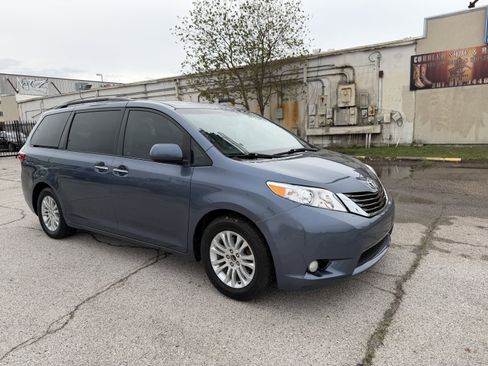 Used 2017 Toyota Sienna XLE w/ XLE Navigation Package FWD image 2