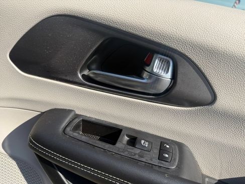 Used 2023 Chrysler Pacifica Touring-L FWD image 42