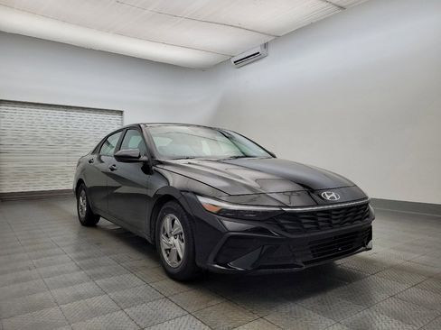 Used 2025 Hyundai Elantra SE image 13