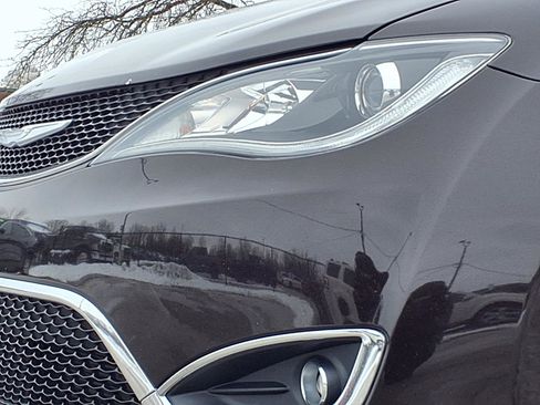 Used 2018 Chrysler Pacifica Touring-L Plus image 33