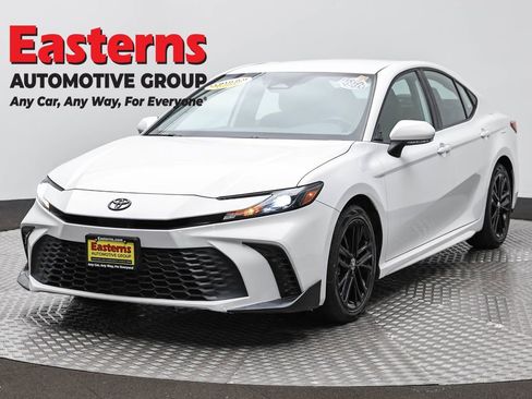 Used 2025 Toyota Camry SE w/ Convenience Package image 1