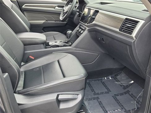 Used 2022 Volkswagen Atlas SE w/ Black Wheel Package image 15