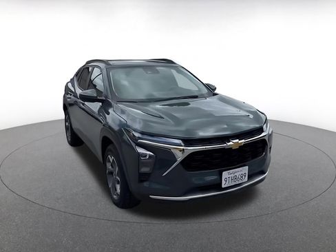 Used 2025 Chevrolet Trax LT FWD image 3