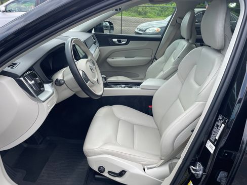 Used 2018 Volvo XC60 T5 Momentum w/ Vision Package AWD/4WD image 12