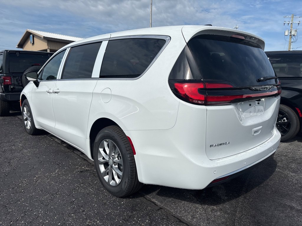 New 2027 Chrysler Pacifica Select w/ Family Tech Group AWD/4WD image 4