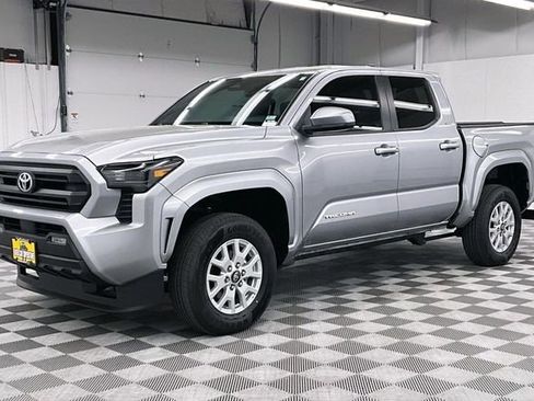 Used 2025 Toyota Tacoma SR5 AWD/4WD image 12