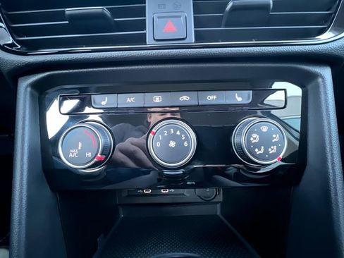 Used 2022 Toyota RAV4 XLE Premium image 18