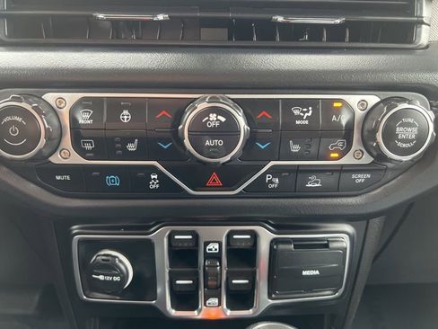 Used 2025 Jeep Wrangler Unlimited Sahara w/ Safety Group AWD/4WD image 44