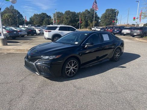 Used 2024 Toyota Camry SE image 3