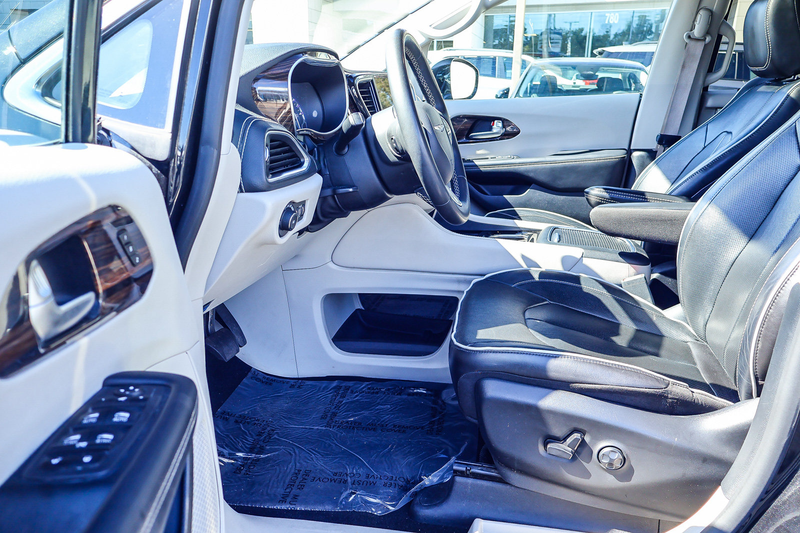 Used 2023 Chrysler Pacifica Limited FWD image 2