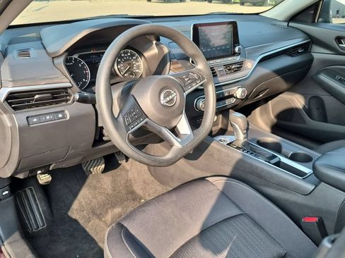 Used 2025 Nissan Altima 2.5 SV FWD image 14