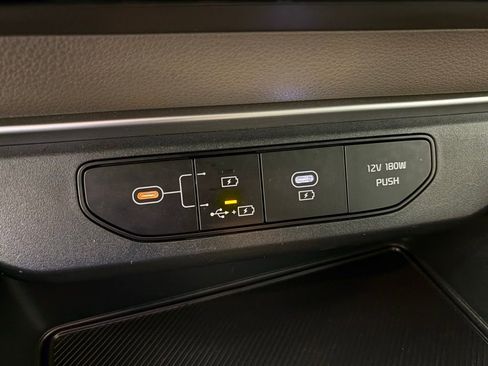 Used 2025 Kia Carnival FWD image 30