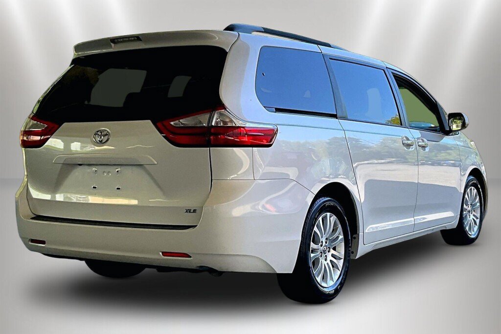 Used 2017 Toyota Sienna XLE FWD image 5