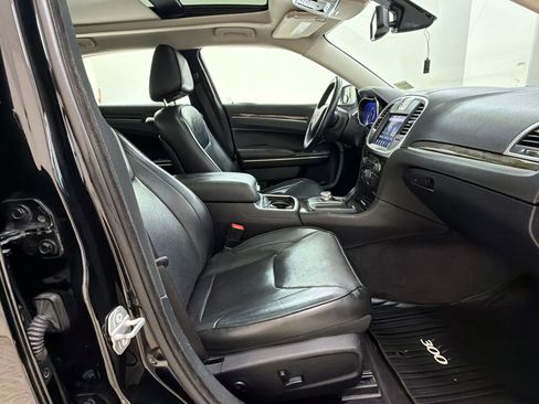 Used 2017 Chrysler 300 C RWD image 25