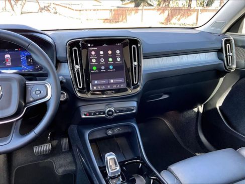 Used 2025 Volvo XC40 B5 Plus image 9