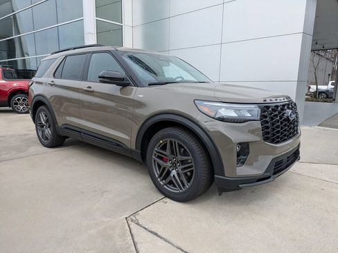 New 2026 Ford Explorer ST-Line w/ ST-Line Street Pack RWD image 2