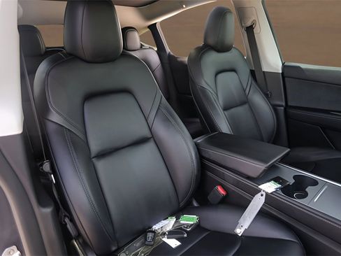 Used 2022 Tesla Model Y Long Range image 27