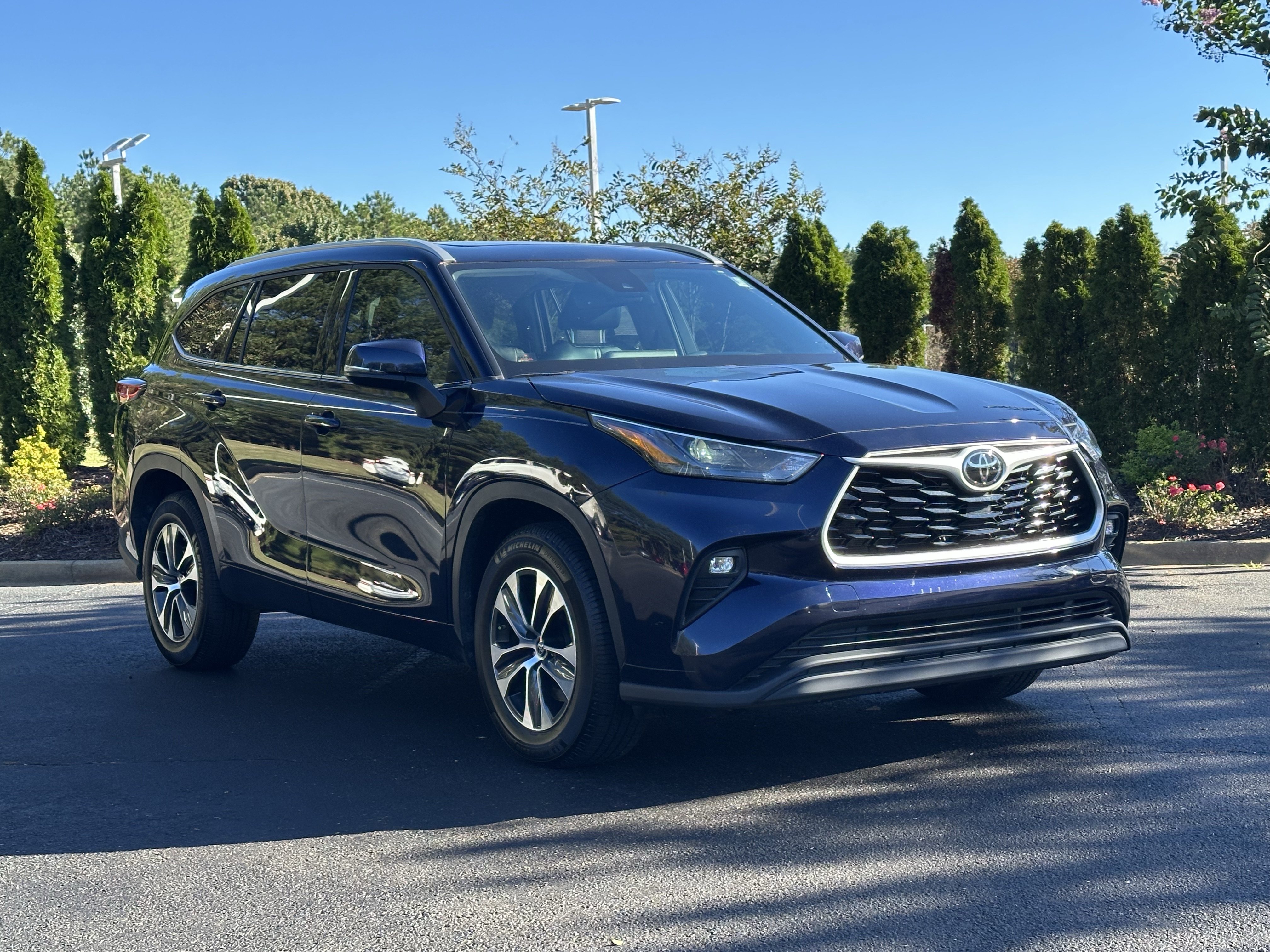 Used 2022 Toyota Highlander XLE FWD image 2