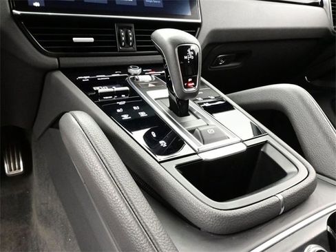 Used 2020 Porsche Cayenne S image 11