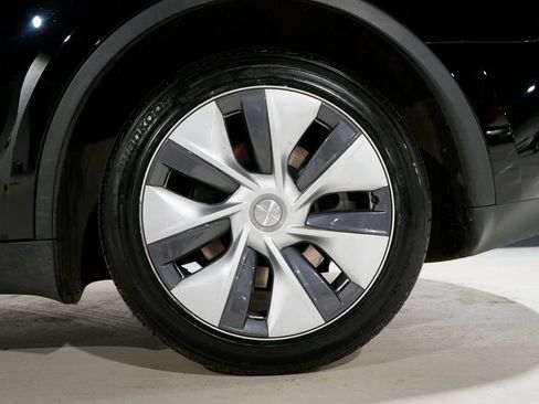 Used 2023 Tesla Model Y Long Range image 31