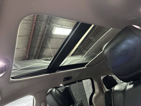 Used 2018 Chrysler Pacifica Limited w/ Tire & Wheel Group FWD image 21