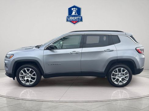 Used 2022 Jeep Compass Latitude w/ Sun and Sound Group AWD/4WD image 5