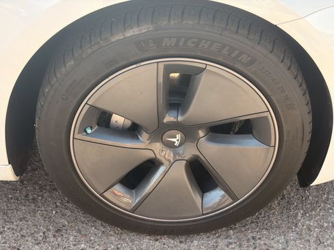 Used 2022 Tesla Model 3 Long Range AWD/4WD image 9