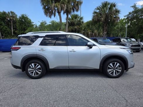 Used 2024 Nissan Pathfinder SL FWD image 2