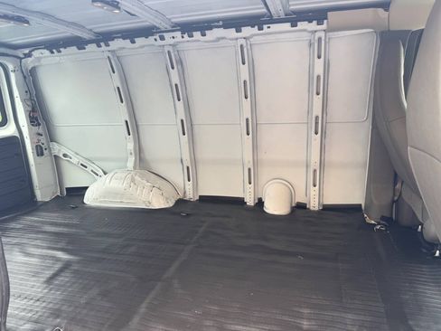 Used 2018 Chevrolet Express 2500 RWD image 28