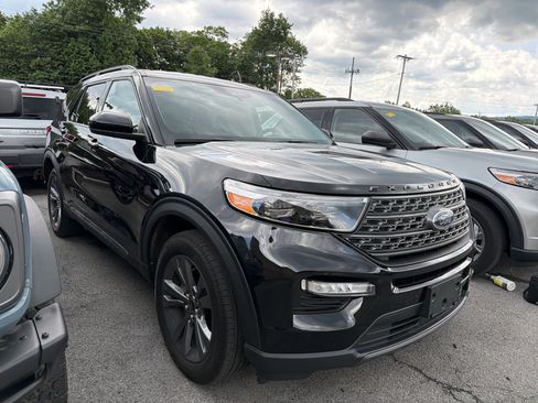Used 2023 Ford Explorer XLT w/ Equipment Group 202A AWD/4WD image 2