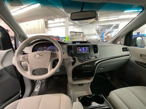 Used 2011 Toyota Sienna LE image 26