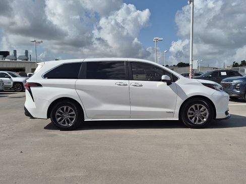 Used 2021 Toyota Sienna LE FWD image 7