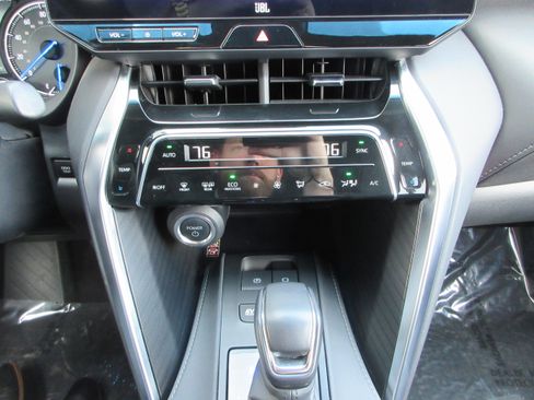 Used 2024 Toyota Venza XLE image 41