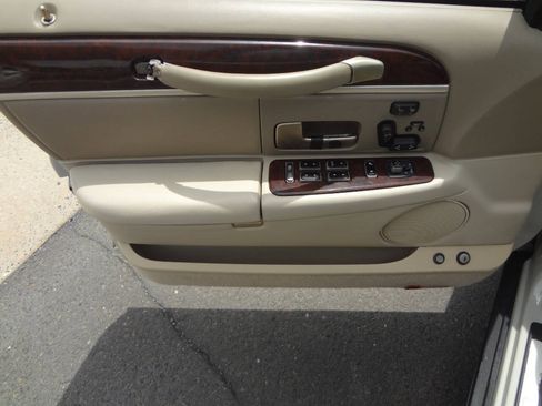 Used 2006 Lincoln Town Car Designer Series RWD image 13