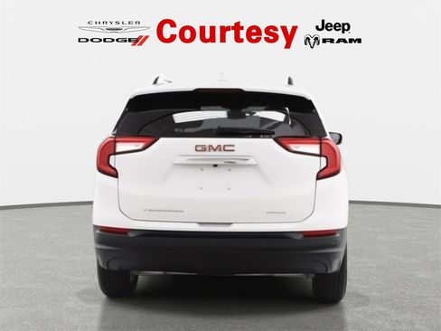 Used 2023 GMC Terrain SLE w/ Driver Convenience Package image 5